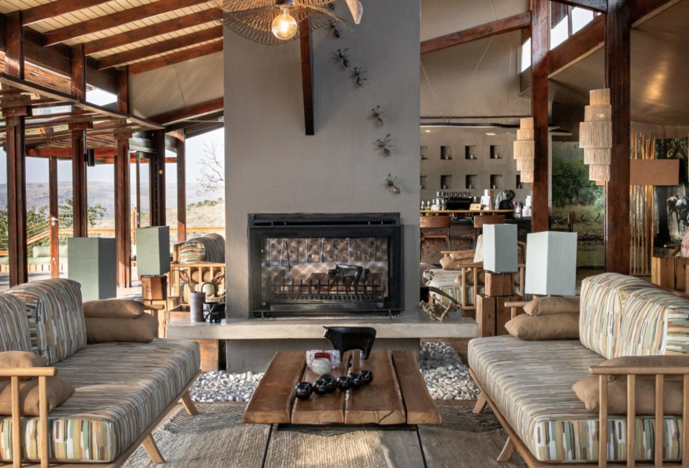 Lounge der Rhino Ridge Safari Lodge